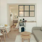 Naos Apartments - Beachside & Downtown Stay